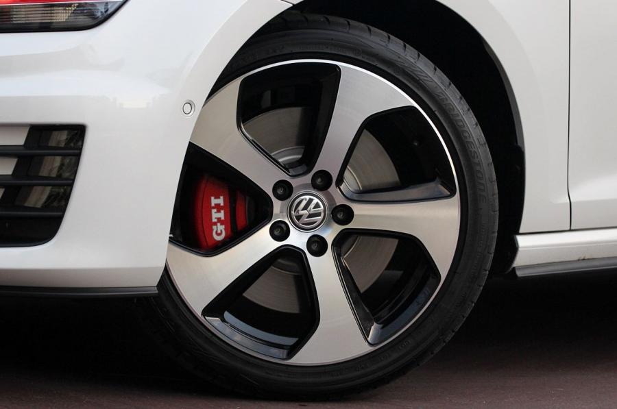Колеса Volkswagen Golf GTi 5-Door 2015 года  (фото 8 из 48)